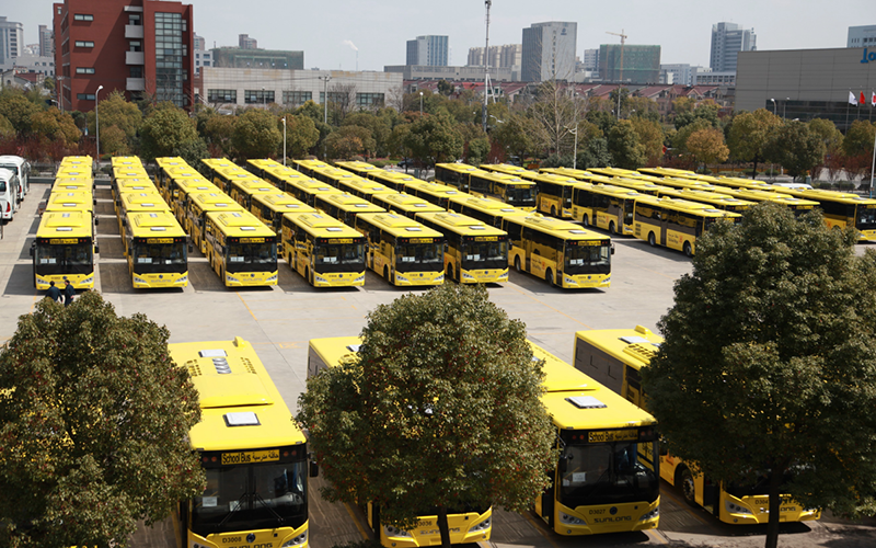 2015年，120臺(tái)SLK6109校車(chē)在申龍工廠(chǎng)整裝待發(fā)沙特市場(chǎng)。